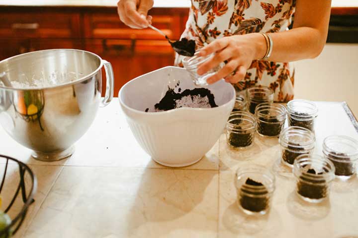 adding chocolate crust to jars